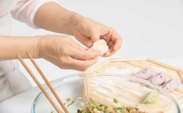 將域名特性“四兩撥千斤”玩到了極致，他是米市的太極宗師!